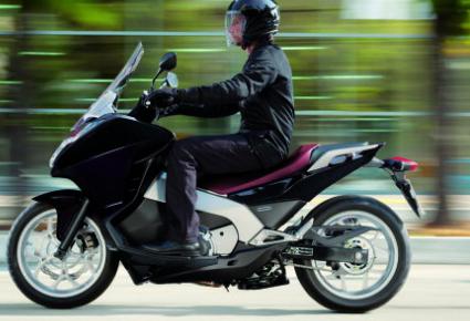 هوندا إنتيغرا  تجمع بين مزايا السكوتر والدراجة النارية